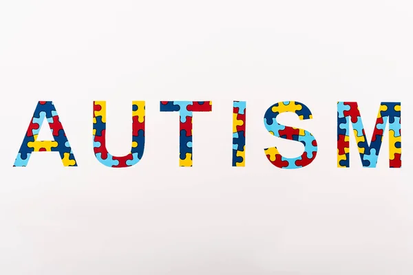 Vista superior de letras de quebra-cabeça de autismo no fundo branco — Fotografia de Stock