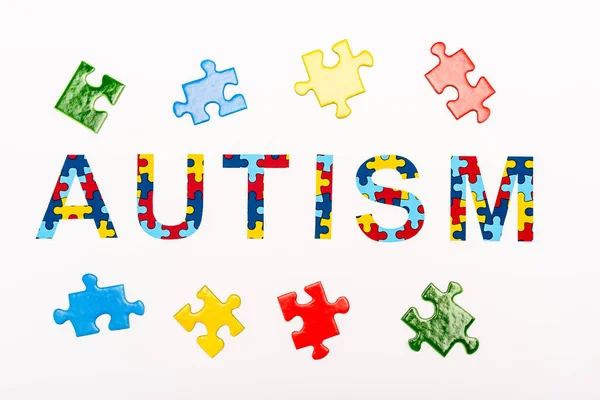 Vista superior de letras de quebra-cabeça de autismo isoladas em branco — Fotografia de Stock