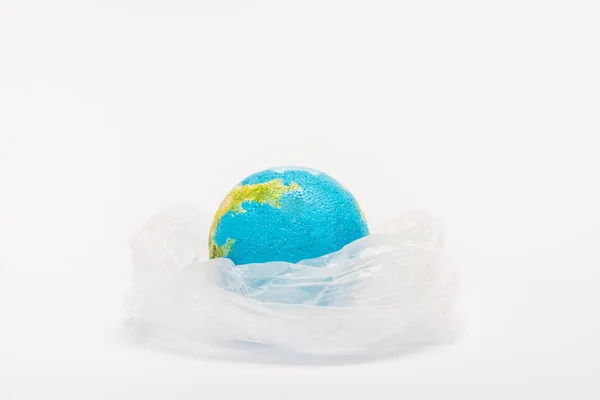 Глобус в пластиковом пакете на белом фоне, концепция глобального потепления — стоковое фото