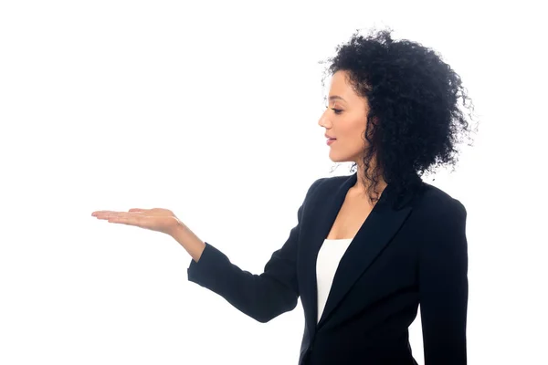 Linda mulher afro-americana apontando com a mão isolada no branco — Fotografia de Stock