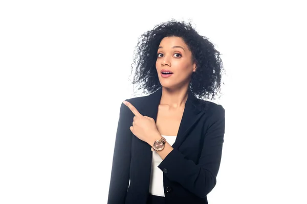 Vista frontal da mulher afro-americana olhando para a câmera e apontar com o dedo isolado no branco — Fotografia de Stock