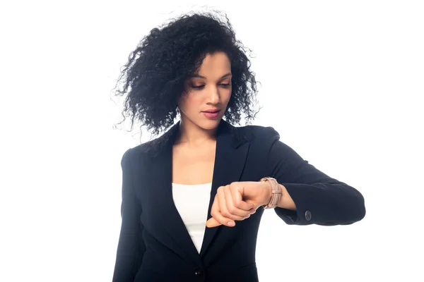 Vista frontal de una mujer de negocios afroamericana mirando un reloj de pulsera aislado en blanco - foto de stock