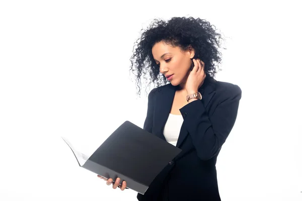 Afro-americana donna d'affari guardando aperto cartella e toccando collo isolato su bianco — Foto stock