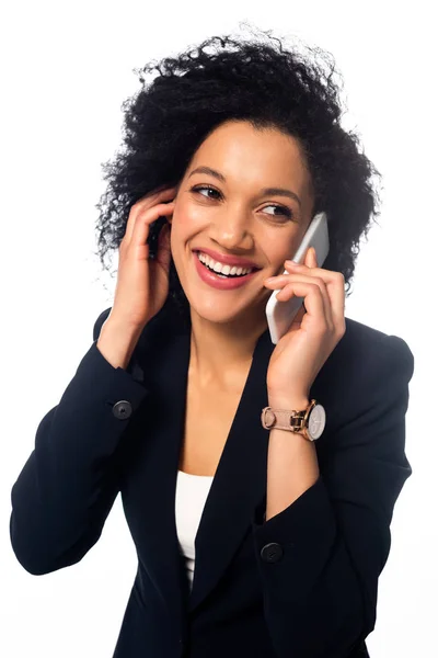 Bela americana africana falando no smartphone e sorrindo isolado no branco — Fotografia de Stock