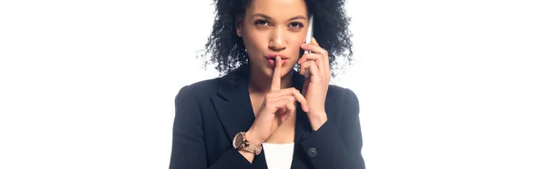 Hermosa mujer afroamericana con teléfono inteligente que muestra tranquilo aislado en blanco, tiro panorámico - foto de stock