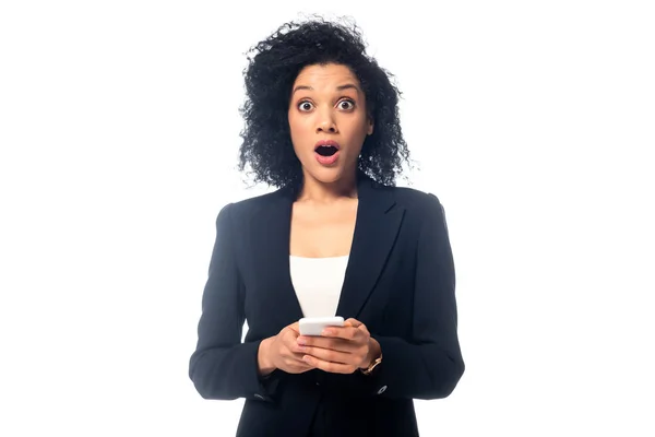 Vue de face de femme afro-américaine choquée avec smartphone isolé sur blanc — Photo de stock