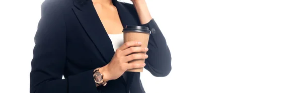 Vista ritagliata della donna afro-americana che tiene monouso tazza di caffè isolato su bianco — Foto stock