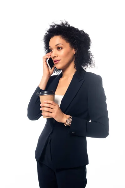 Femme d'affaires afro-américaine parlant sur smartphone et tenant une tasse de café jetable isolé sur blanc — Photo de stock