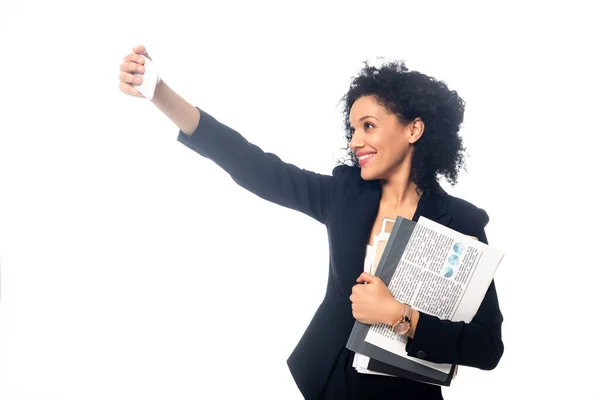 Femme d'affaires afro-américaine avec des documents prendre selfie et sourire isolé sur blanc — Photo de stock