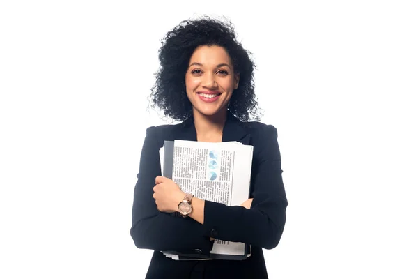 Vista frontale della donna d'affari afroamericana positiva con documenti che guardano la macchina fotografica isolata su bianco — Foto stock