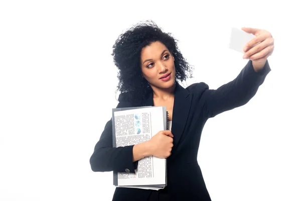 Vue de face d'une femme d'affaires afro-américaine avec des documents prenant selfie isolé sur blanc — Photo de stock