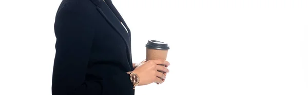Vue recadrée de la femme afro-américaine avec une tasse de café jetable isolé sur blanc, vue panoramique — Photo de stock
