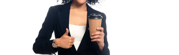 Обрізаний вид на афроамериканця, що показує великий палець і тримає одноразову чашку кави ізольовану на білому — стокове фото