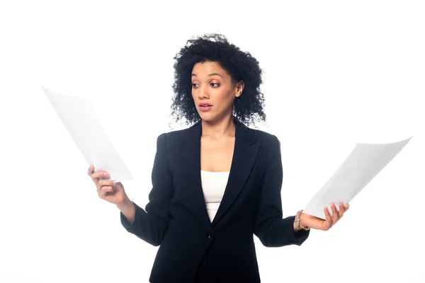 Frontansicht einer überraschten afrikanisch-amerikanischen Geschäftsfrau mit Papieren isoliert auf weiß — Stockfoto