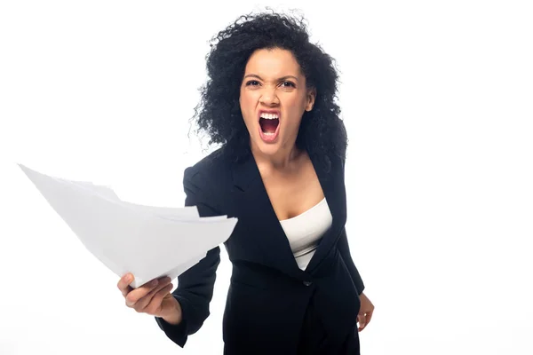 Enojada mujer de negocios afroamericana con papeles gritando aislada en blanco - foto de stock