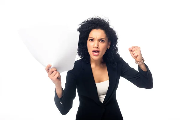 Enojada mujer de negocios afroamericana sosteniendo papeles y gritando aislada en blanco - foto de stock