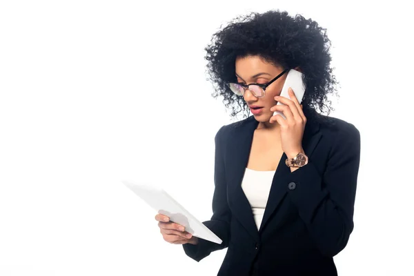Femme d'affaires afro-américaine tenant tablette numérique et parlant sur le téléphone isolé sur blanc — Photo de stock