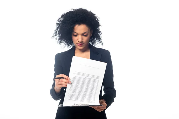Vista frontal da empresária americana africana concentrada que lê contrato isolado em branco — Fotografia de Stock
