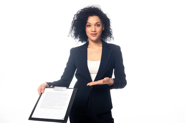 Vue de face d'une femme d'affaires afro-américaine regardant une caméra et montrant un contrat isolé sur blanc — Photo de stock