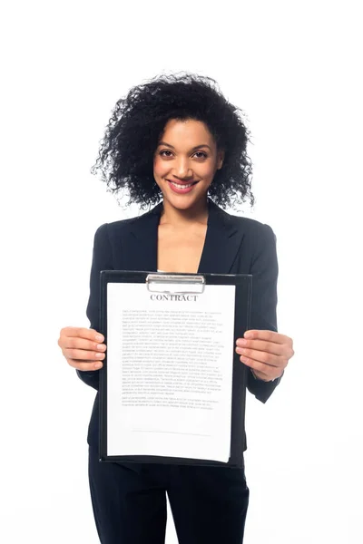 Vue de face de heureuse femme d'affaires afro-américaine souriante et montrant contrat isolé sur blanc — Photo de stock