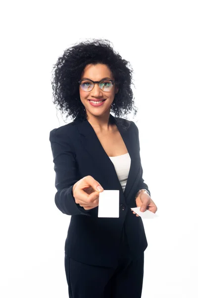 Femme d'affaires afro-américaine souriante et présentant une carte de visite isolée sur blanc — Photo de stock