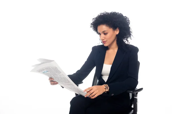 Mujer de negocios afroamericana en silla de oficina leyendo periódico aislado en blanco — Stock Photo