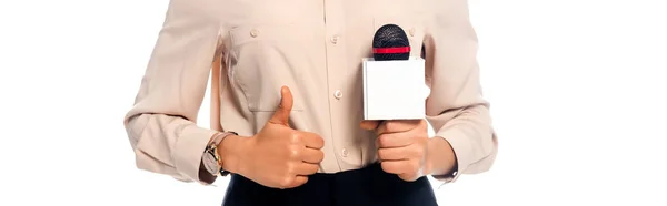 Обрезанный вид африканского американского журналиста с большим пальцем вверх, держащего микрофон изолированным на белом — стоковое фото