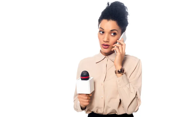 Vista frontal do jornalista afro-americano com microfone falando em smartphone isolado em branco — Fotografia de Stock
