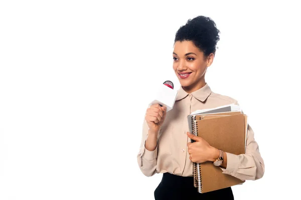 Jornalista afro-americano com microfone, documentos e cadernos sorrindo isolados em branco — Fotografia de Stock