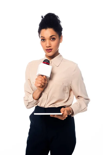 Vue de face du journaliste afro-américain avec microphone et tablette numérique regardant la caméra isolée sur blanc — Photo de stock