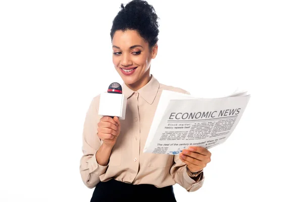 Vista frontal do jornalista afro-americano segurando jornal com letras de notícias econômicas isoladas em branco — Fotografia de Stock