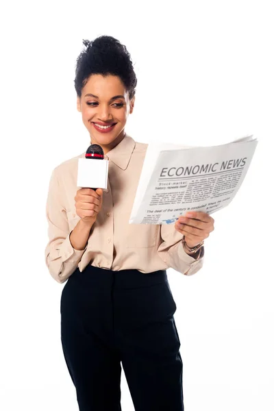 Vista frontal del periodista afroamericano que sostiene periódico con inscripción de noticias económicas aisladas en blanco - foto de stock