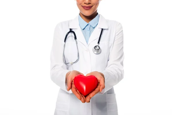 Vista recortada do médico afro-americano com estetoscópio mostrando coração vermelho decorativo isolado no branco — Fotografia de Stock