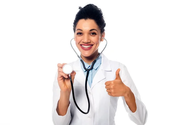 Africano americano médico com polegar para cima mostrando estetoscópio e sorrindo isolado no branco — Fotografia de Stock