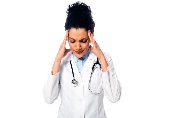 Vue de face du médecin afro-américain souffrant de migraine isolé sur blanc — Photo de stock