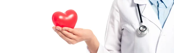 Vista recortada del médico afroamericano que muestra el corazón rojo decorativo aislado en blanco, plano panorámico - foto de stock