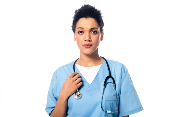 Frontansicht einer afrikanisch-amerikanischen Krankenschwester mit Stethoskop, die auf weiß isoliert in die Kamera blickt — Stockfoto