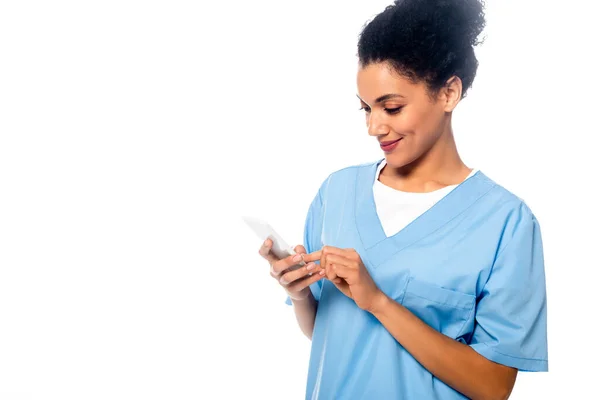 Enfermera afroamericana usando smartphone aislado en blanco - foto de stock
