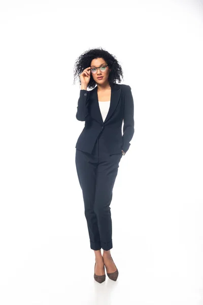 Вид в полный рост уверенной в себе африканской бизнесвумен в очках на белом фоне — стоковое фото