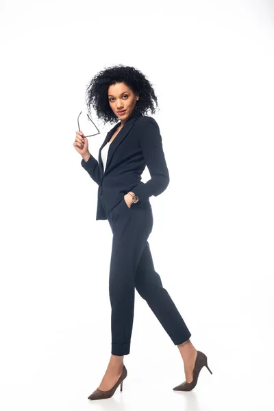 Vista completa di bella donna d'affari afro-americana con mano in tasca su bianco — Foto stock