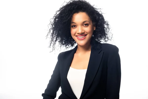 Vue de face de femme d'affaires afro-américaine souriante et regardant la caméra isolée sur blanc — Photo de stock