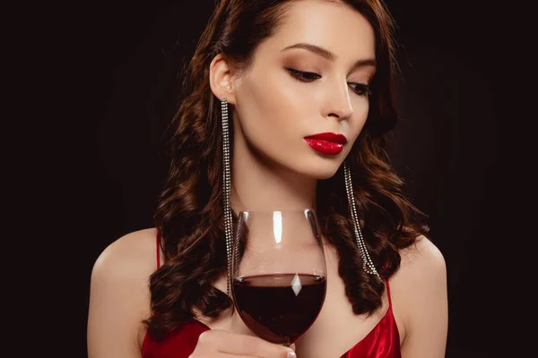 Mulher atraente com lábios vermelhos segurando copo de vinho isolado em preto — Fotografia de Stock