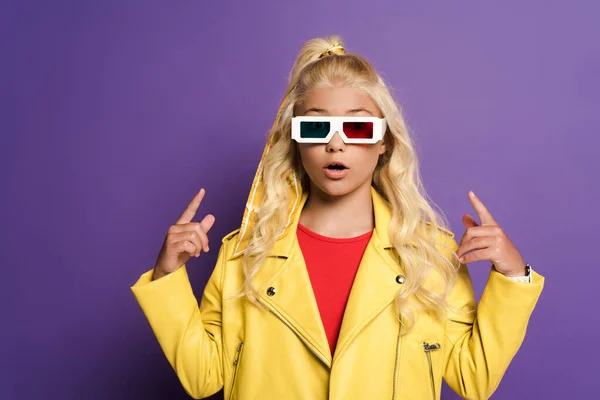Chaval con gafas 3d apuntando con los dedos sobre fondo púrpura — Stock Photo