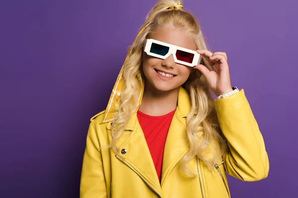 Lächelndes Kind mit 3D-Brille, das auf lila Hintergrund in die Kamera blickt — Stockfoto