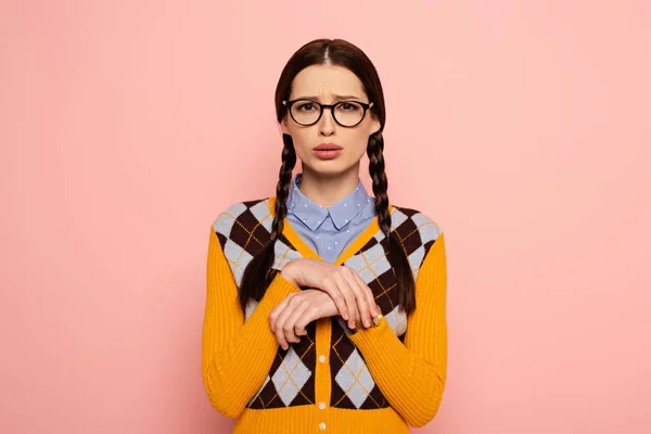 Atractiva mujer triste nerd en gafas, aislado en rosa - foto de stock