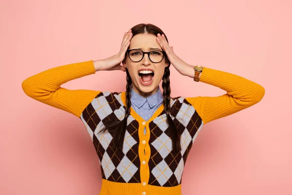 Stressato urlando nerd femminile in glassess su rosa — Foto stock