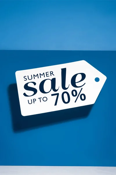 White big price tag with summer sale illustration on blue background — Stock Photo