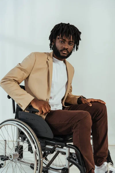 Homme afro-américain handicapé en fauteuil roulant sur blanc — Photo de stock