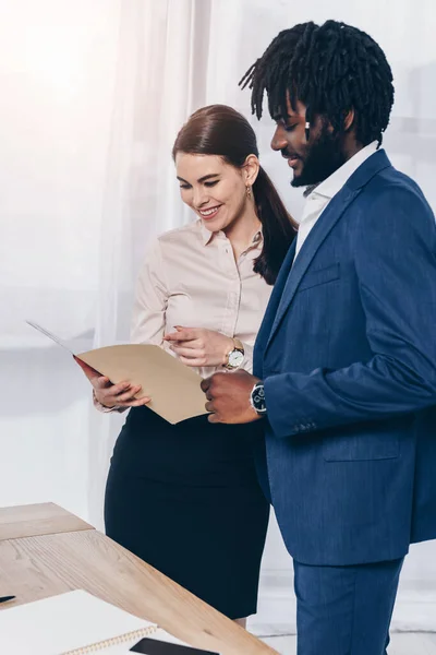 Reclutatori multietnici con cartella aperta sorridente in ufficio — Foto stock