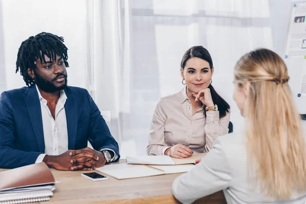 Foco seletivo de recrutadores multiétnicos que conduzem entrevista de emprego com empregado no escritório — Fotografia de Stock